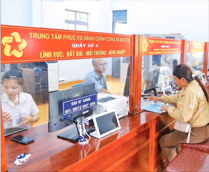 Người dân làm thủ tục hành chính tại Trung tâm phục vụ hành chính công xã Đức Cơ, tỉnh Gia Lai. (Ảnh TTXVN)