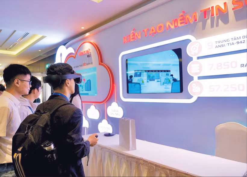 Mở rộng hạ tầng dữ liệu và công nghệ thực tế ảo, tăng cường hỗ trợ chuyển đổi số cho cơ quan và doanh nghiệp. (Trong ảnh: Gian trưng bày tại Internet Day 2025)