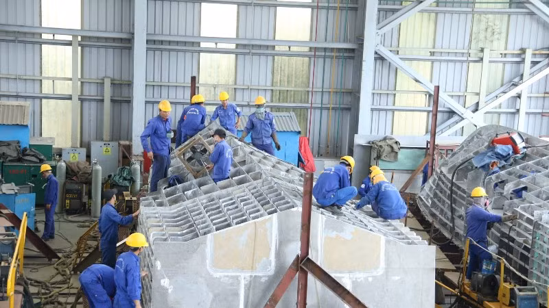 Công nhân Công ty Đóng tàu Hồng Hà triển khai đóng mới sản phẩm.