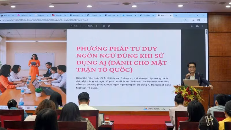Hội nghị tập huấn ứng dụng công nghệ thông tin, chuyển đổi số trong công tác Mặt trận do Ủy ban Mặt trận Tổ quốc Việt Nam thành phố Hà Nội tổ chức. (Ảnh VƯƠNG VÂN)