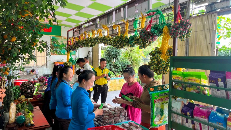 Khách mua nem Lai Vung tại cơ sở sản xuất nem Hoàng Khánh, xã Lai Vung, tỉnh Đồng Tháp.