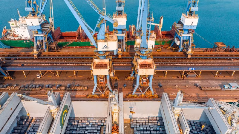 Hoạt động xuất khẩu hàng hóa qua cảng biển nước sâu Dung Quất.