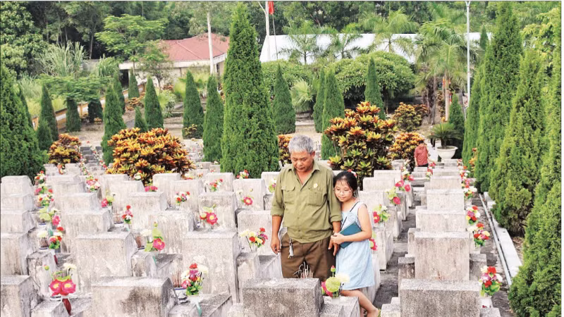 Hằng năm, vào dịp 27/7, nhiều cựu chiến binh và người dân đã đến các nghĩa trang liệt sĩ, thắp hương tưởng nhớ những người lính đã anh dũng hy sinh để bảo vệ nền độc lập, tự do của Tổ quốc. (Ảnh THÀNH NAM)