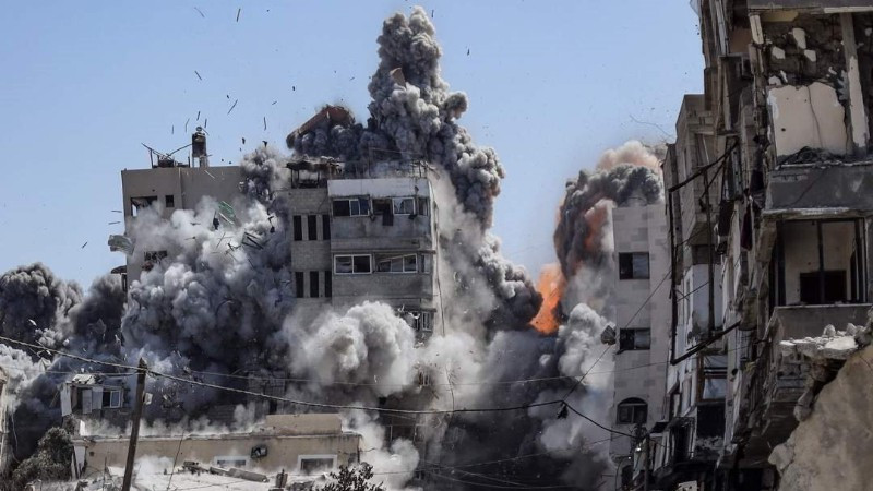 Các tòa nhà đổ sập trong một vụ không kích tại Dải Gaza.