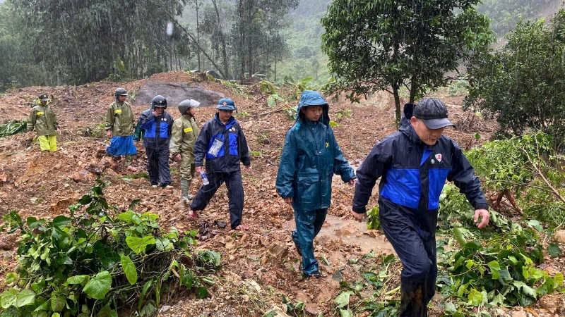 Lãnh đạo xã Trà Tân, thành phố Đà Nẵng đi kiểm tra tình hình sạt lở trên địa bàn.