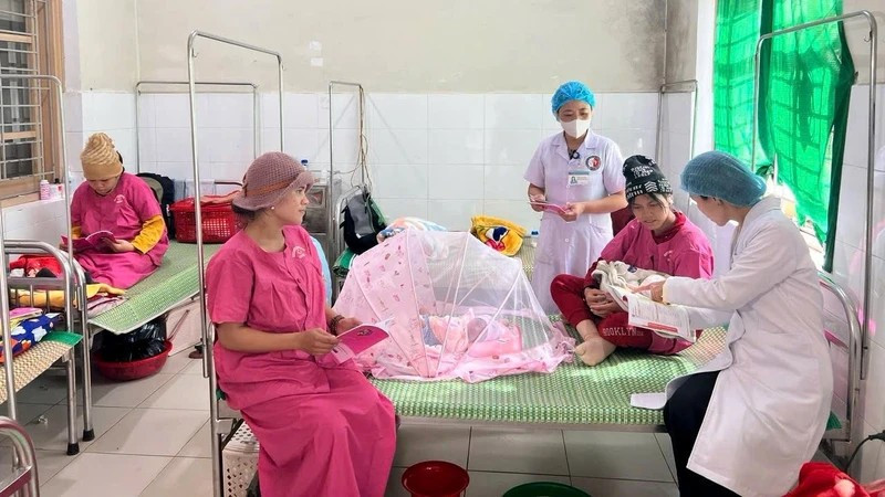 Cán bộ y tế chăm sóc sức khỏe cho bà mẹ-trẻ em tại Trung tâm Kiểm soát bệnh tật thành phố Huế. (Ảnh: THÁI SƠN)