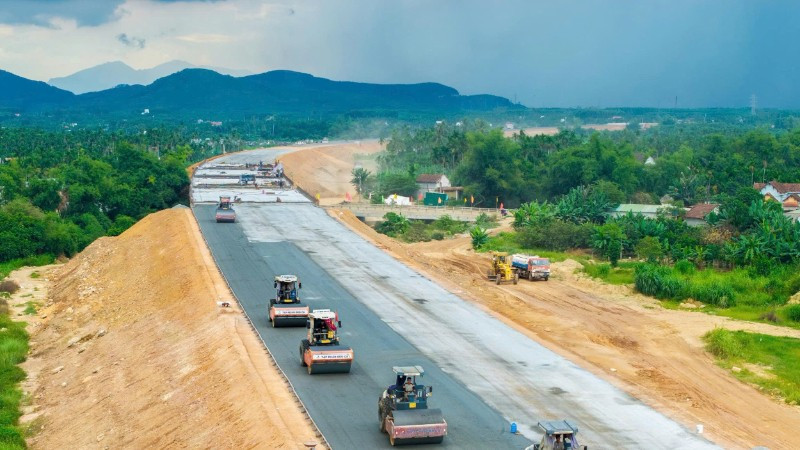 Nhà thầu Tập đoàn Đèo Cả thảm bê-tông nhựa mặt đường dự án Quảng Ngãi-Hoài Nhơn. (Ảnh: TUẤN LINH)