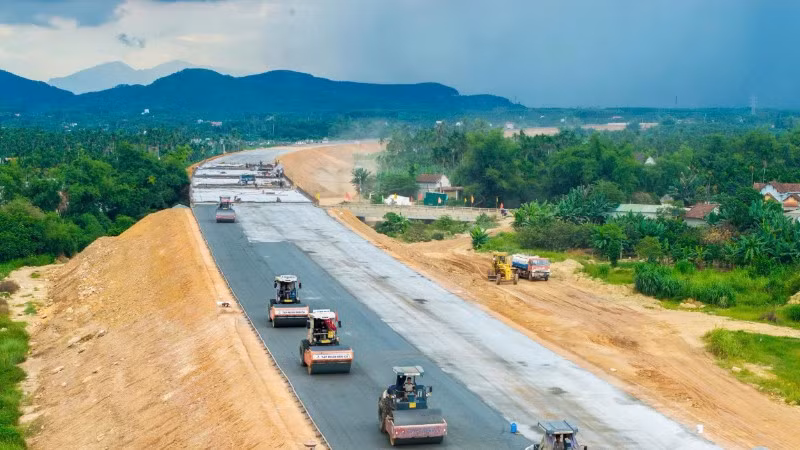 Nhà thầu Tập đoàn Đèo Cả thảm bê-tông nhựa mặt đường dự án Quảng Ngãi-Hoài Nhơn. (Ảnh: TUẤN LINH)