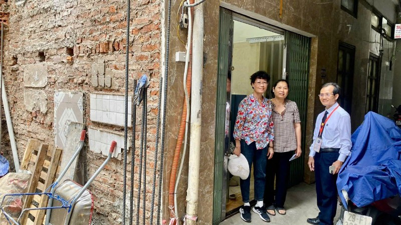 Thừa phát lại Ba Đình đi ghi nhận sự kiện hành vi để lập vi bằng. 
