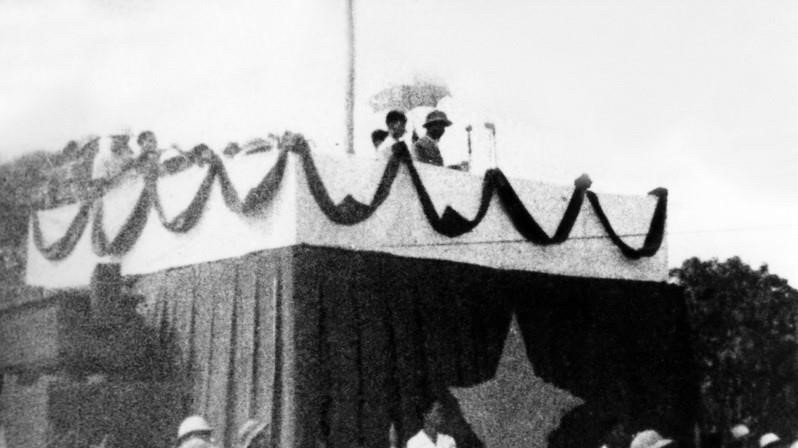  Chủ tịch Hồ Chí Minh đọc Tuyên ngôn Độc lập, sáng 2/9/1945. (Ảnh: TTXVN)