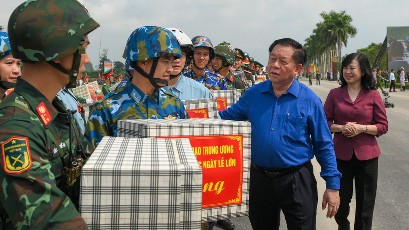 Đồng chí Nguyễn Trọng Nghĩa, Ủy viên Bộ Chính trị, Bí thư Trung ương Đảng, Trưởng Ban Tuyên giáo và Dân vận Trung ương, Phó Trưởng ban Thường trực Ban Chỉ đạo Trung ương kỷ niệm các ngày lễ lớn và sự kiện quan trọng của đất nước trong 3 năm (2023-2025) động viên các chiến sĩ tham gia diễu binh, diễu hành.