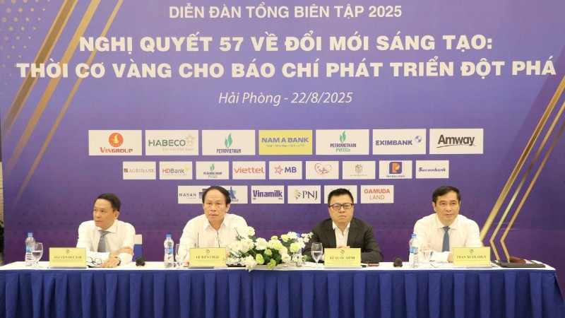 Chủ tọa điều hành Diễn đàn Tổng Biên tập lần thứ 7. (Ảnh TTXVN)