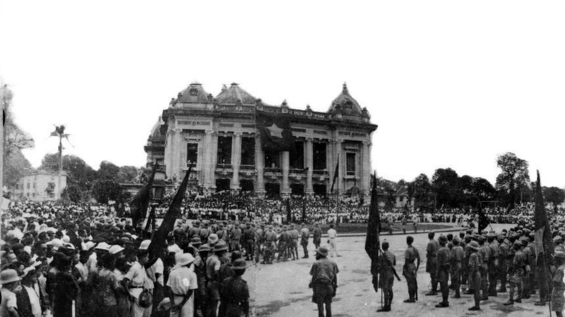 Các đội quân du kích từ các chiến khu tiến vào Hà Nội, tập trung trước Nhà hát Lớn, ngày 30/8/1945. (Ảnh Tư liệu TTXVN)