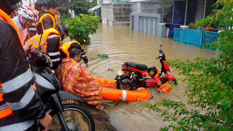 Cán bộ, chiến sĩ Đoàn Cảnh sát đặc nhiệm số 3 giúp nhân dân di dời tài sản trong mưa lũ.