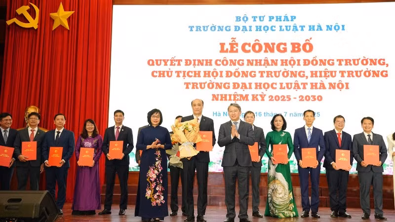Phó Giáo sư, Tiến sĩ Tô Văn Hòa nhận quyết định công nhận Hiệu trưởng Trường đại học Luật Hà Nội.