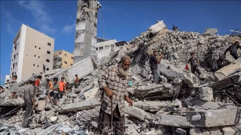 Tòa nhà bị phá hủy sau cuộc không kích của Israel tại Gaza. (Ảnh: THX/TTXVN)