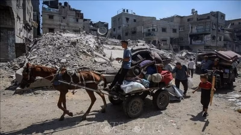 Người dân Palestine sơ tán khỏi thành phố Gaza ngày 22/8/2025. (Ảnh: THX/TTXVN)