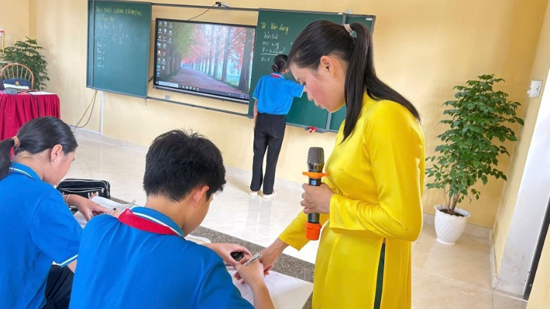 Giờ học với bảng tương tác thông minh - một trong những hình thức dạy học ứng dụng công nghệ thông tin đang được triển khai tại các trường vùng khó khăn.