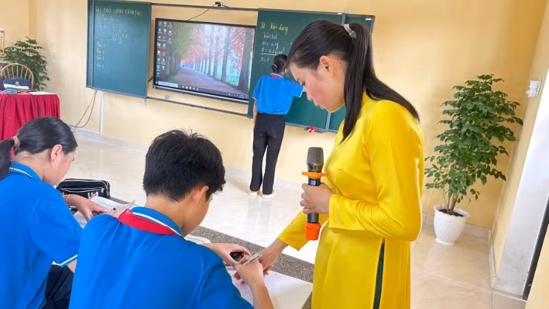 Giờ học với bảng tương tác thông minh - một trong những hình thức dạy học ứng dụng công nghệ thông tin đang được triển khai tại các trường vùng khó khăn.