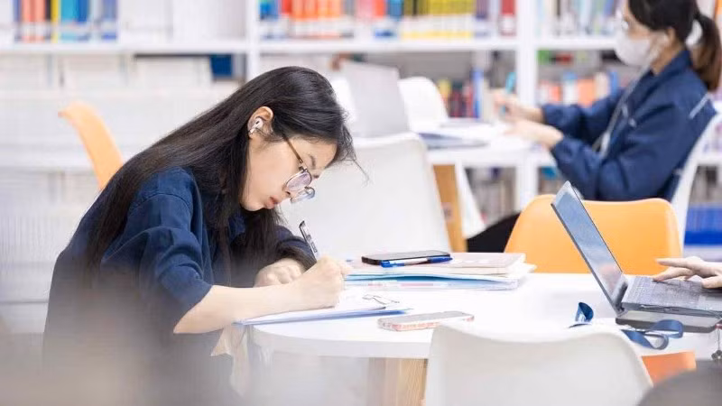 Sinh viên Đại học Phenikaa học tập trong thư viện (Ảnh: Phước An)