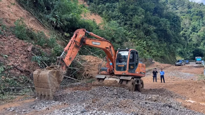 Các đơn vị đang nỗ lực khắc phục sạt lở trên Quốc lộ 279 từ đường Hồ Chí Minh đoạn từ Thác Giềng, tỉnh Thái Nguyên sang tỉnh Lạng Sơn. (Ảnh THẾ BÌNH)