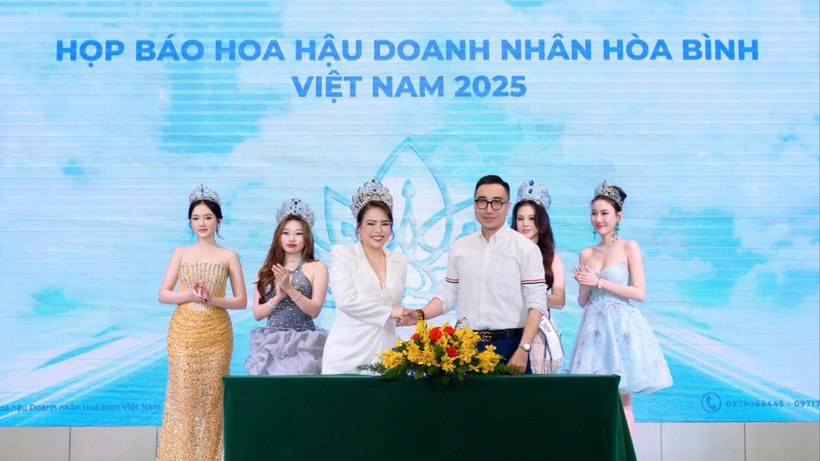 Ban tổ chức cuộc thi Hoa hậu Doanh nhân Hòa bình Việt Nam 2025 và các doanh nghiệp đồng hành, tài trợ tại cuộc họp báo.