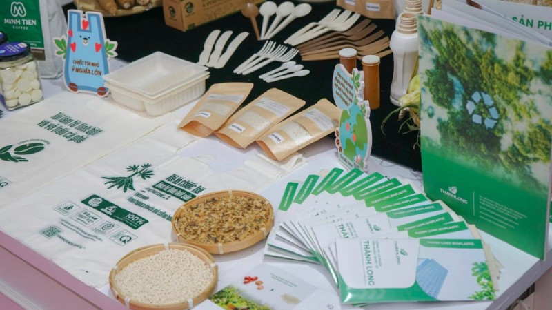 Những sản phẩm có bao bì làm từ phụ phẩm nông nghiệp như vỏ cà-phê, tinh bột sắn, ngô.