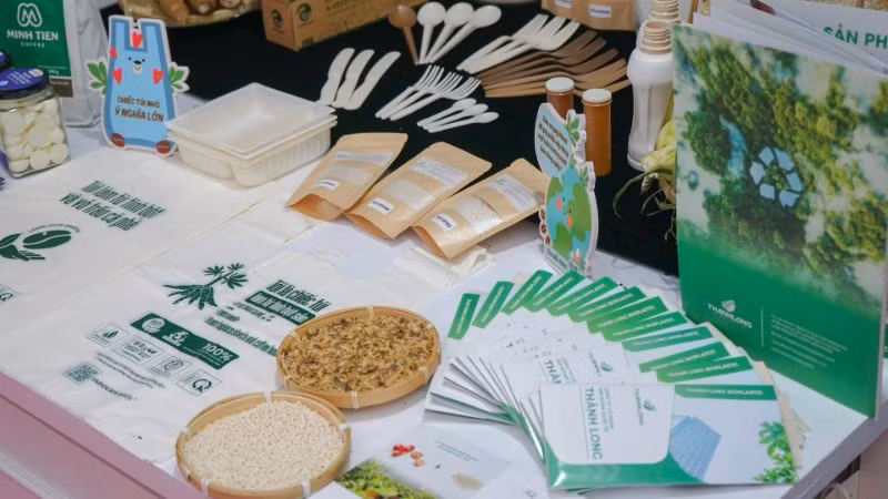 Những sản phẩm có bao bì làm từ phụ phẩm nông nghiệp như vỏ cà-phê, tinh bột sắn, ngô.