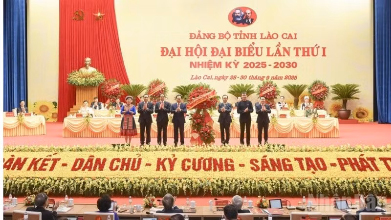 Đồng chí Lê Hoài Trung, thay mặt Bộ Chính trị tặng hoa chúc mừng Đại hội. (Ảnh: BÙI CÔNG HẢI)