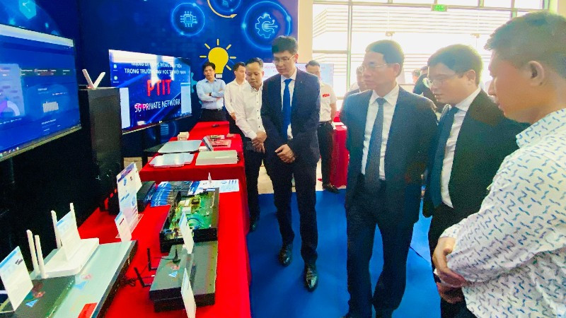 Bộ trưởng Bộ Khoa học và Công nghệ Nguyễn Mạnh Hùng tham quan gian trưng bày sản phẩm công nghệ của Học viện Công nghệ Bưu chính Viễn thông.