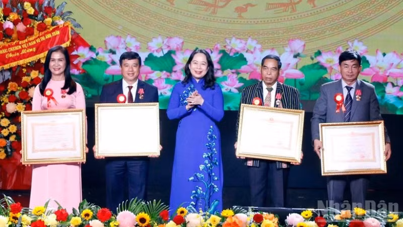 Phó Chủ tịch nước Võ Thị Ánh Xuân trao Huân chương Lao động hạng Nhất, Nhì, Ba tặng các cá nhân.
