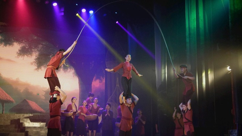 Một cảnh trong vở xiếc-cải lương “Trần Nhân Tông”. (Ảnh Liên đoàn Xiếc Việt Nam)