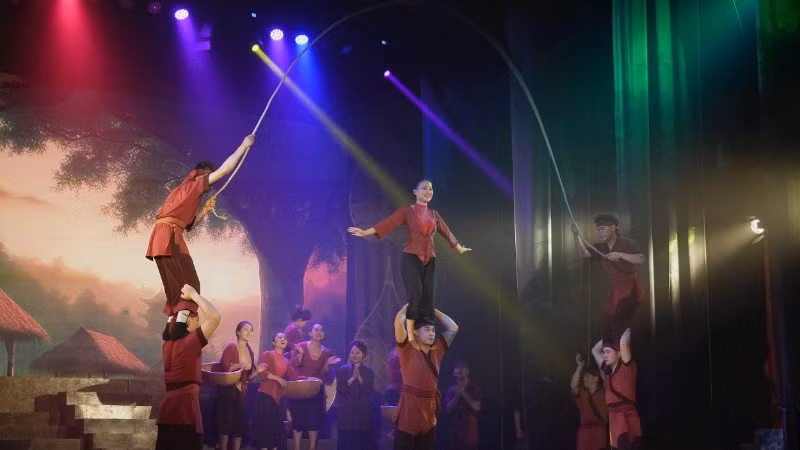 Một cảnh trong vở xiếc-cải lương “Trần Nhân Tông”. (Ảnh Liên đoàn Xiếc Việt Nam)