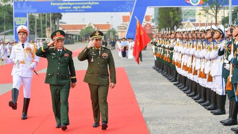 Bộ trưởng Quốc phòng Phan Văn Giang và Bộ trưởng Quốc phòng Thổ Nhĩ Kỳ Yasar Guler duyệt đội hình danh dự. (Ảnh THẾ ĐẠI)