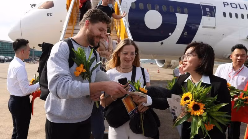 Chào mừng khách quốc tế đến Phú Quốc trong lễ đón vị khách quốc tế thứ 20 triệu đến Việt Nam. (Ảnh CÔNG ĐẠT)