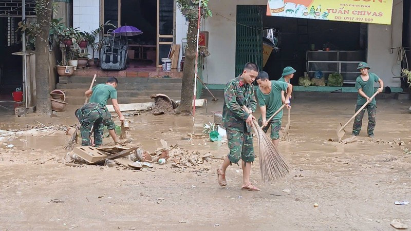 Lực lượng quân đội được huy động hỗ trợ dọn dẹp bùn đất sau mưa lũ tại phường Hà Giang 1.