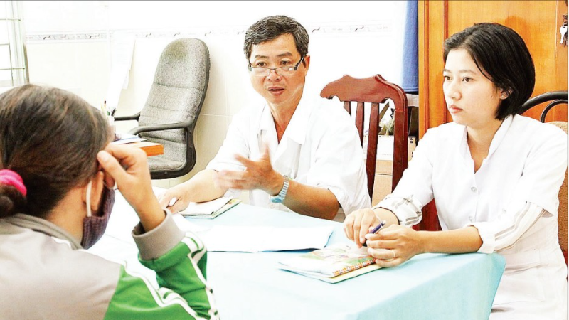 Tư vấn cách sinh hoạt tại gia đình, cộng đồng phòng chống lây truyền cho người nhiễm HIV.