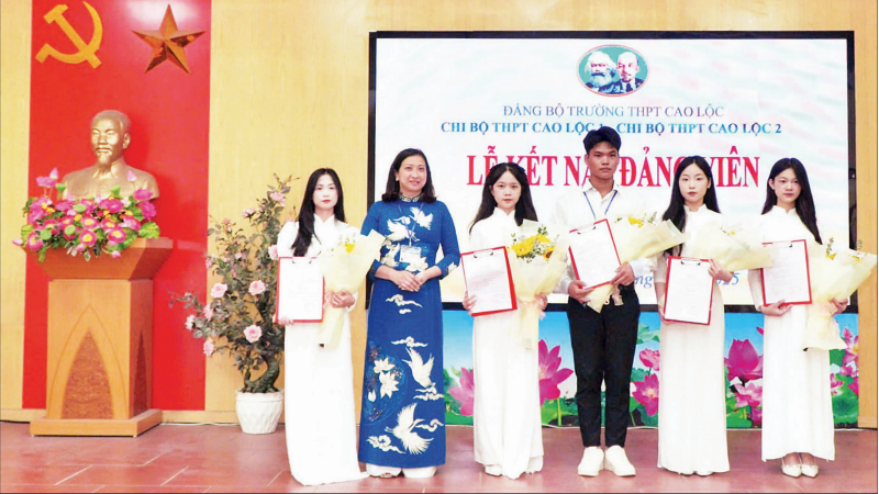 Kết nạp đảng viên là học sinh ở Đảng bộ Trường trung học phổ thông Cao Lộc, phường Kỳ Lừa, tỉnh Lạng Sơn.