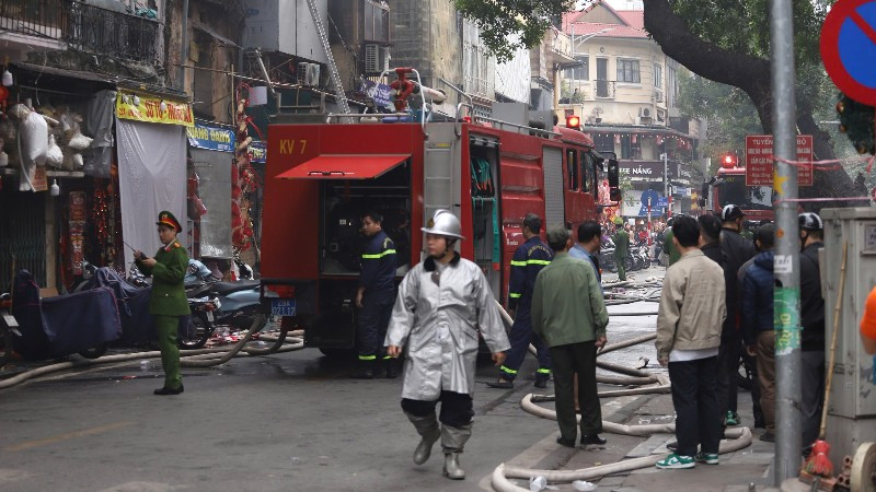 Lực lượng chức năng có mặt tại hiện trường khẩn trương dập tắt đám cháy.