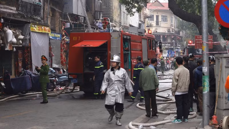 Lực lượng chức năng có mặt tại hiện trường khẩn trương dập tắt đám cháy.