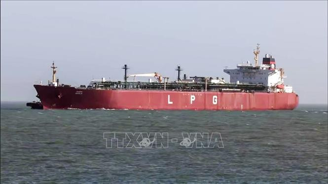 Tàu chở dầu khí tự nhiên hóa lỏng di chuyển qua eo biển Hormuz về tới cảng Mundra ở Kutch, Ấn Độ ngày 16/3/2026. (Ảnh: ANI/TTXVN)
