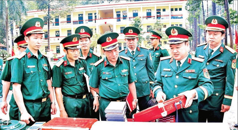 Lãnh đạo Quân khu 7 kiểm tra vật tư công tác Đảng, công tác chính trị chuẩn bị huấn luyện năm 2025 tại Trường Quân sự Quân khu 7.