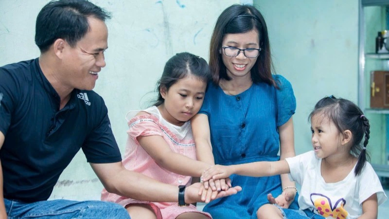 Chuyên gia dân số khuyến cáo các gia đình trẻ cần sinh đủ hai con.