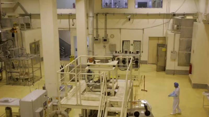 Nhân viên kỹ thuật Iran làm việc bên trong cơ sở hạt nhân Isfahan, nằm cách thủ đô Tehran khoảng 420km về phía Nam. (Ảnh: The Times of Israel/TTXVN)