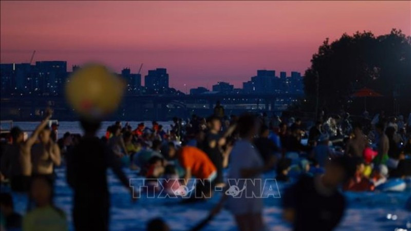 Người dân giải nhiệt tại công viên nước ở Seoul ngày 27/7/2025. (Ảnh: Yonhap/TTXVN)