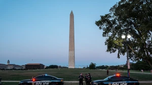 [Video] Mỹ tung đặc vụ liên bang FBI trấn áp tội phạm ở Washington D.C.