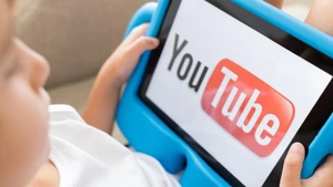 [Video] Australia cấm trẻ em xem YouTube
