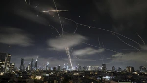 [Video] Iran tung đòn tấn công mới, bắn tên lửa siêu nặng vào phòng không Israel 