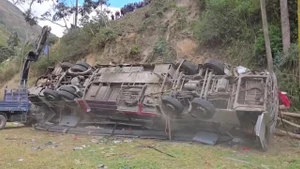 [Video] Lật xe buýt 2 tầng tại Peru khiến gần 70 người thương vong