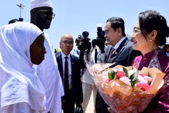 Chủ tịch Quốc hội Cộng hòa Senegal El Malick Ndiaye đón Chủ tịch Quốc hội Trần Thanh Mẫn và Phu nhân cùng Đoàn đại biểu cấp cao Việt Nam tại sân bay. (Ảnh: VĂN CHÚC)